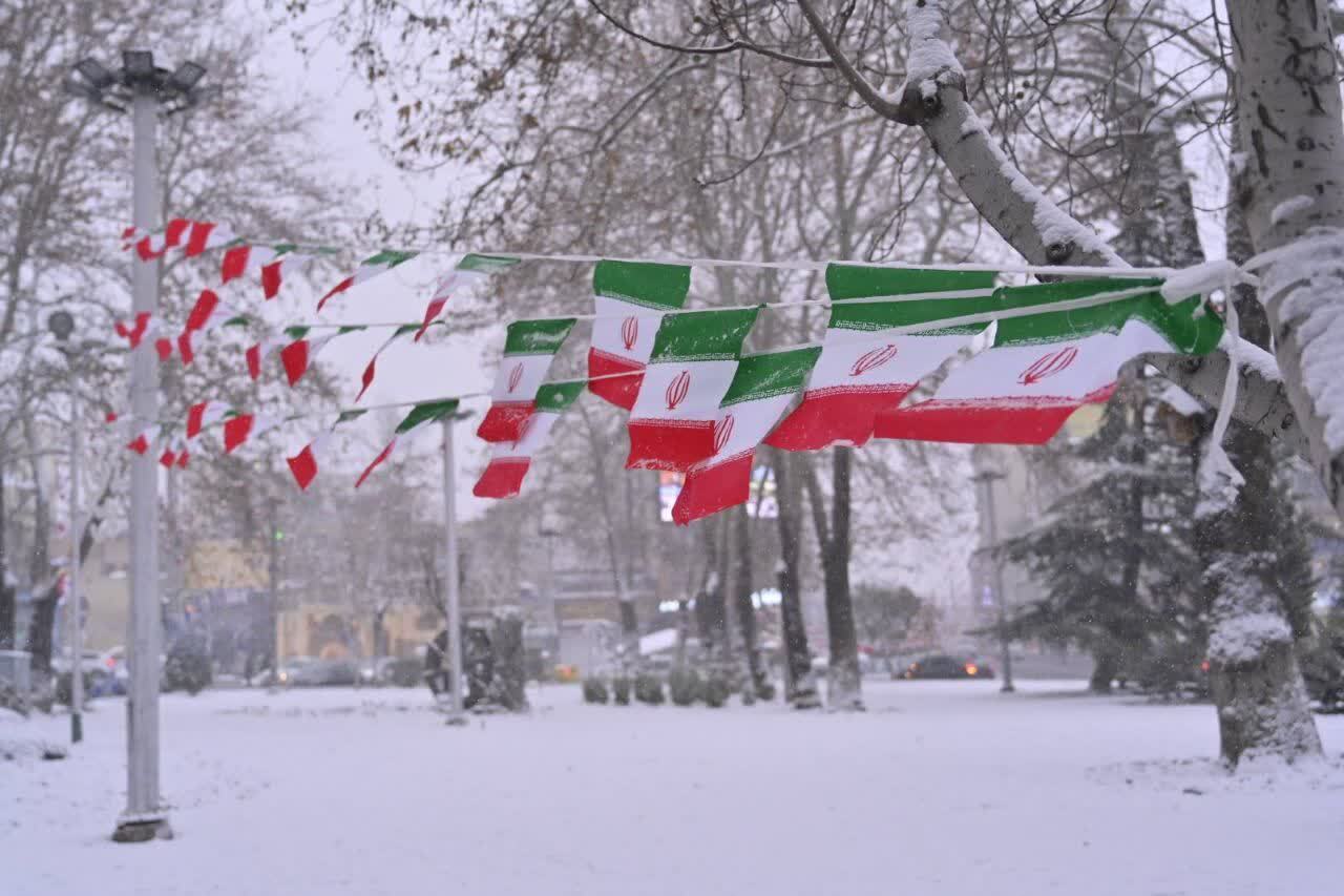 همنشینی زیبای برف و پرچم پرافتخار ایران در دهه فجر همنشینی زیبای برف و پرچم پرافتخار ایران در دهه فجر