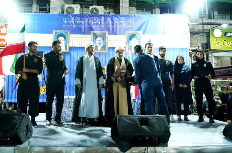 تجلیل از خانواده‌های شهدا و بانوی ملی‌پوش فوتبال  در بوشهر